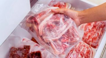 استشاري تغذية يحذز من تذويب اللحوم خارج الثلاجة أو بالماء الساخن .. إليكِ الطريقة المثالية لفكها