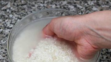 «هااام جداً لربات البيوت!».. ما الذي يتغير في الأرز عند غسله قبل الطهي؟!