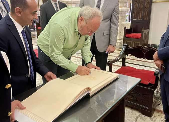 شاهد.. ملك مصر السابق أحمد فؤاد الثاني يزور قصره في الإسكندرية