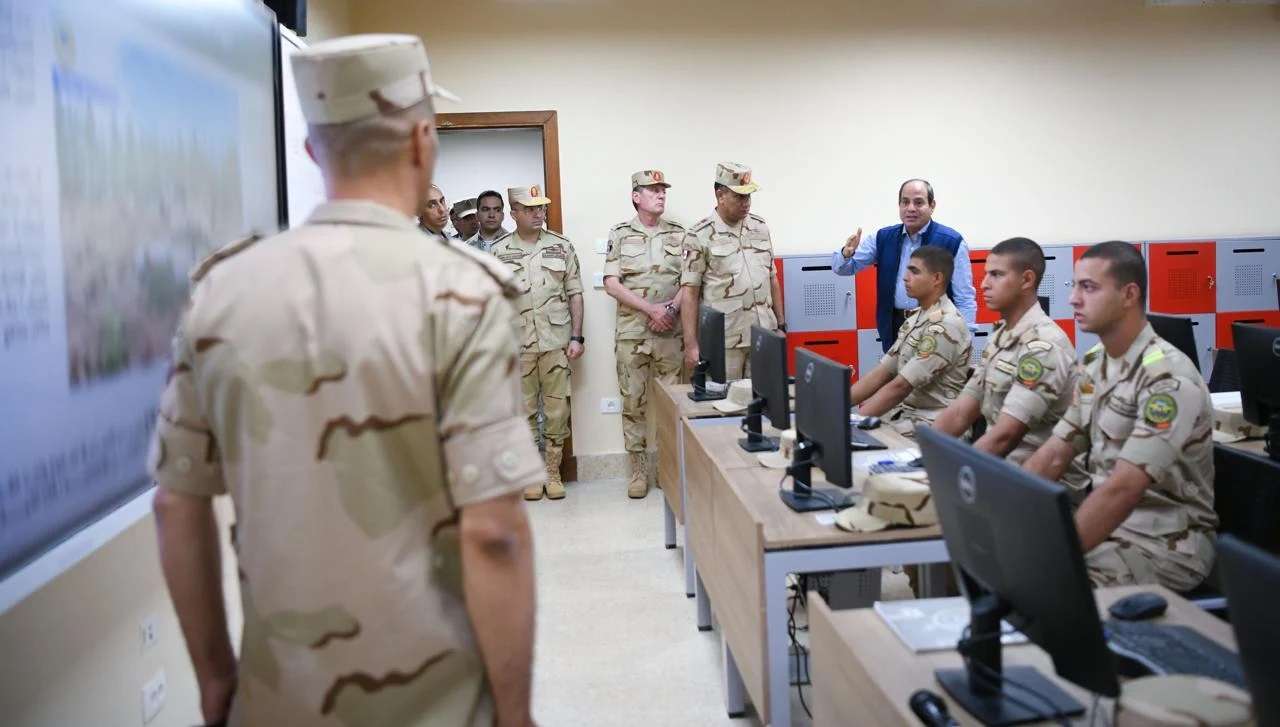 شاهد بالصور.. جولة الرئيس السيسي بالأكاديمية العسكرية المصرية