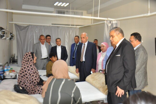 رئيس جامعة كفر الشيخ يطمئن على المرضى الفلسطينين المصابين في غزة