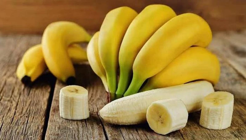 ما هي الأطعمة التي يجب تجنب تناولها مع الموز؟