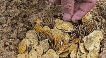«يا بخته ابن المحظوظة».. مزارع فقير يعثر على كنز من الذهب يقدر بـأكثر من 5 مليون دولار .. بالصدفة !!