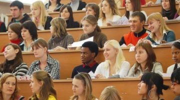 صدمة للطلاب المصريين في روسيا.. التعليم العالي” ترد على “الهجرة”  بشأن العائدين من روسيا