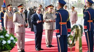 الرئيس السيسى يضع إكليلا من الزهور على النصب التذكارى للجندى المجهول