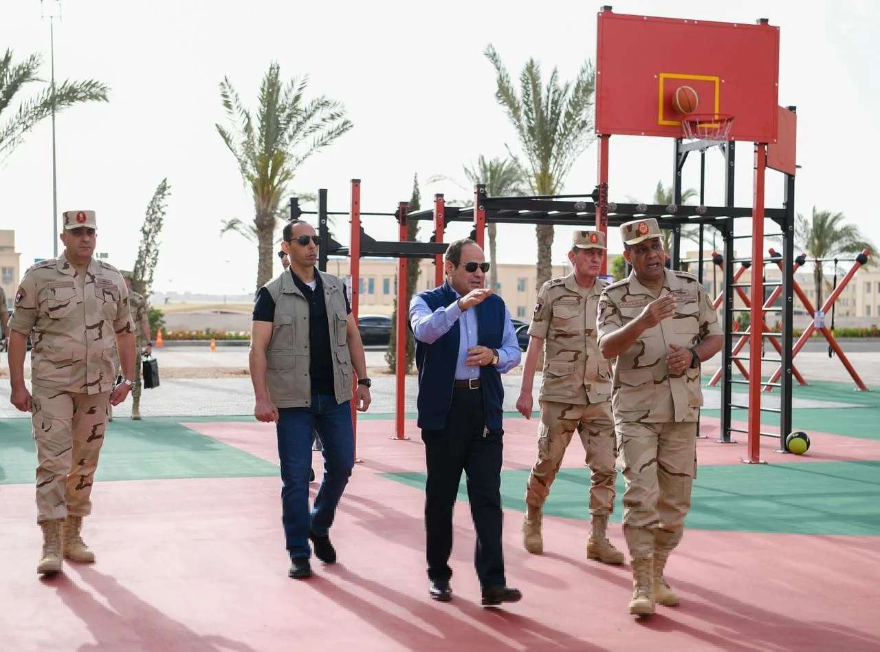 شاهد بالصور.. جولة الرئيس السيسي بالأكاديمية العسكرية المصرية