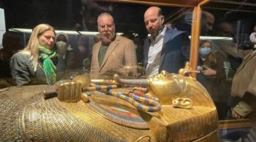أحمد فؤاد الثاني يزور المتحف المصري الضخم كان ملك مصر سابقا