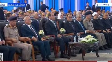 رئيس اتحاد عام نقابات مصر يهدي الرئيس السيسي درعا تذكاريا بمناسبة العيد الوطني.