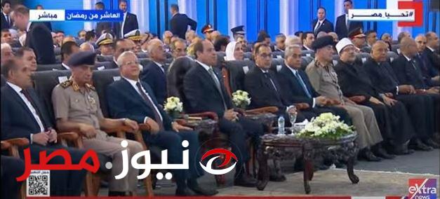 رئيس اتحاد عام نقابات مصر يهدي الرئيس السيسي درعا تذكاريا بمناسبة العيد الوطني.