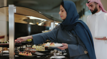 كارثة بكل المقاييس .. سيدة سعودية كانت تقوم يومياً بطهي الطعام لزوجها ثم يذهب به للاستراحة وبعد شهور كانت المفاجأة!
