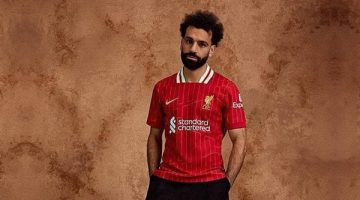 محمد صلاح بقميص ليفربول للموسم القادم 2024/2025 مع تغيير لكلمة “الجديد” إلى “القادم”.